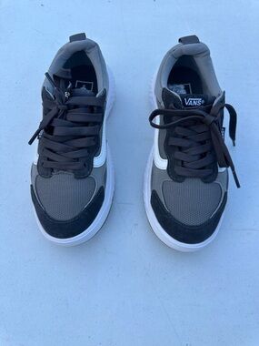 Vans Low-Top Sneakers in Gray, Black and White